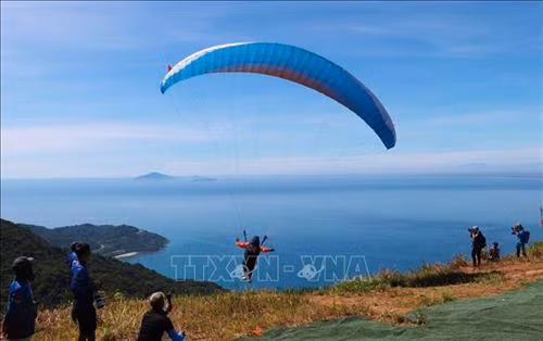 Vận động viên xuất phát lượn dù tại bãi bay trên bán đảo Sơn Trà (Đà Nẵng). Ảnh: Trần Lê Lâm - TTXVN Các vận động viên biểu diễn lượn dù sau khi xuất phát. Ảnh: Trần Lê Lâm - TTXVN Vận động viên nữ xuất phát lượn dù tại bãi bay trên bán đảo Sơn Trà (Đà Nẵng). Ảnh: Trần Lê Lâm - TTXVN Các vận động viên biểu diễn lượn dù sau khi xuất phát. Ảnh: Trần Lê Lâm - TTXVN Tham giai giải có 80 vận động viên nam, nữ đến các câu lạc bộ dù lượn của các tỉnh, thành phố trong cả nước và đoàn dù lượn của Lào.