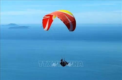 Vận động viên xuất phát lượn dù tại bãi bay trên bán đảo Sơn Trà (Đà Nẵng). Ảnh: Trần Lê Lâm - TTXVN Các vận động viên biểu diễn lượn dù sau khi xuất phát. Ảnh: Trần Lê Lâm - TTXVN Vận động viên nữ xuất phát lượn dù tại bãi bay trên bán đảo Sơn Trà (Đà Nẵng). Ảnh: Trần Lê Lâm - TTXVN Các vận động viên biểu diễn lượn dù sau khi xuất phát. Ảnh: Trần Lê Lâm - TTXVN Tham giai giải có 80 vận động viên nam, nữ đến các câu lạc bộ dù lượn của các tỉnh, thành phố trong cả nước và đoàn dù lượn của Lào.