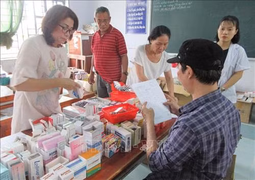 Các bác sĩ chuẩn bị thuốc phát miễn phí cho người dân xã Phước Nam (huyện Thuận Nam, Ninh Thuận). Ảnh: Nguyễn Thành – TTXVN