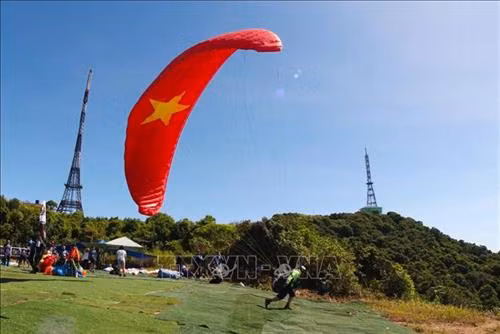 Vận động viên xuất phát lượn dù tại bãi bay trên bán đảo Sơn Trà (Đà Nẵng). Ảnh: Trần Lê Lâm - TTXVN Các vận động viên biểu diễn lượn dù sau khi xuất phát. Ảnh: Trần Lê Lâm - TTXVN Vận động viên nữ xuất phát lượn dù tại bãi bay trên bán đảo Sơn Trà (Đà Nẵng). Ảnh: Trần Lê Lâm - TTXVN Các vận động viên biểu diễn lượn dù sau khi xuất phát. Ảnh: Trần Lê Lâm - TTXVN Tham giai giải có 80 vận động viên nam, nữ đến các câu lạc bộ dù lượn của các tỉnh, thành phố trong cả nước và đoàn dù lượn của Lào.
