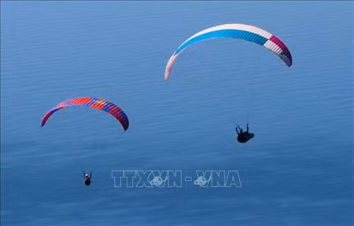 Vận động viên xuất phát lượn dù tại bãi bay trên bán đảo Sơn Trà (Đà Nẵng). Ảnh: Trần Lê Lâm - TTXVN Các vận động viên biểu diễn lượn dù sau khi xuất phát. Ảnh: Trần Lê Lâm - TTXVN Vận động viên nữ xuất phát lượn dù tại bãi bay trên bán đảo Sơn Trà (Đà Nẵng). Ảnh: Trần Lê Lâm - TTXVN Các vận động viên biểu diễn lượn dù sau khi xuất phát. Ảnh: Trần Lê Lâm - TTXVN Tham giai giải có 80 vận động viên nam, nữ đến các câu lạc bộ dù lượn của các tỉnh, thành phố trong cả nước và đoàn dù lượn của Lào.