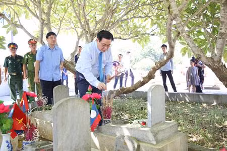 Phó Thủ tướng Vương Đình Huệ thắp hương tại phần mộ các liệt sĩ tại Nghĩa trang liệt sỹ Quốc tế Việt - Lào. Ảnh: baochinhphu.vn