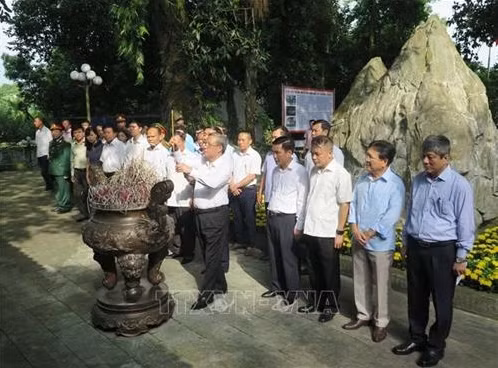 Đồng chí Trần Quốc Vượng và Đoàn công tác dâng hương tưởng niệm các Anh hùng Liệt sỹ tại Khu di tích Quốc gia 27/7. Ảnh: Quân Trang -TTXVN