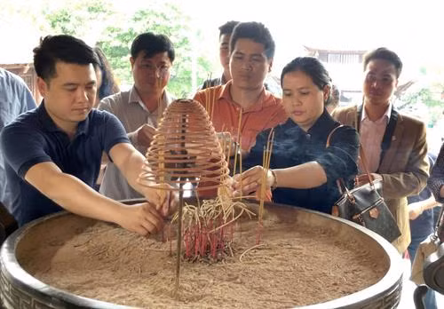 Các đại biểu dâng hương tại Đền Quốc tổ Lạc Long Quân. Ảnh: Trung Kiên - TTXVN