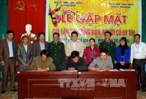 Tại huyện Quế Phong (Nghệ An) các trưởng bản ký cam kết không trồng cây thuốc phiện, không di cư tự do… Ảnh: Thanh Tùng - TTXVN