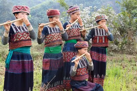 Các thiếu nữ Xa Phó trong trang phục truyền thống.