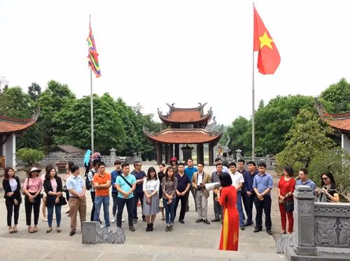 Các đại biểu dâng hương và thăm quan Đền Quốc tổ Lạc Long Quân. Ảnh: Trung Kiên - TTXVN