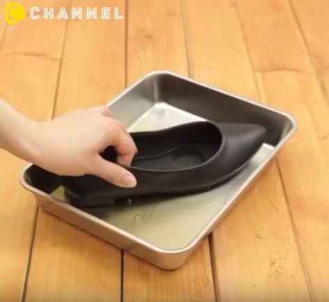Mẹo gỡ kẹo cao su dính trên quần áo, giày dép cực nhanh bằng vài bước đơn giản ảnh 6