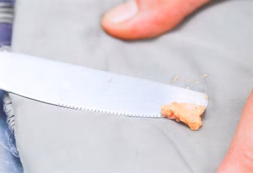 Mẹo gỡ kẹo cao su dính trên quần áo, giày dép cực nhanh bằng vài bước đơn giản ảnh 1