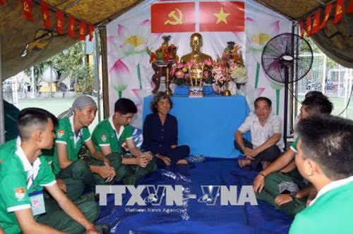 Cựu chiến binh quận 1 giao lưu với thanh niên trúng tuyển nghĩa vụ quân sự tại hội trại tòng quân. Ảnh: Thanh Vũ-TTXVN