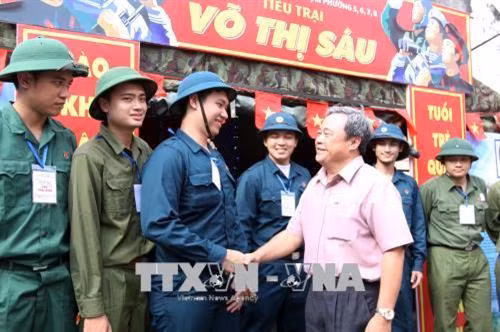 Lãnh đạo quận 3 thăm hỏi, động viên thanh niên trúng tuyển nghĩa vụ quân sự tại hội trại tòng quân. Ảnh: Thanh Vũ -TTXVN