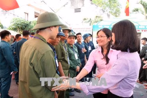 Lãnh đạo quận 3 thăm hỏi, động viên thanh niên trúng tuyển nghĩa vụ quân sự tại hội trại tòng quân. Ảnh: Thanh Vũ -TTXVN
