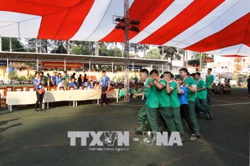 Thanh niên quận 1 trúng tuyển nghĩa vụ quân sự tham dự trò chơi vận động tại hội trại tòng quân. Ảnh: Thanh Vũ-TTXVN