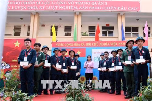 Lãnh đạo quận 3 trao học bổng học nghề miễn phí cho thanh niên trúng tuyển nghĩa vụ quân sự tại hội trại tòng quân. Ảnh: Thanh Vũ -TTXVN