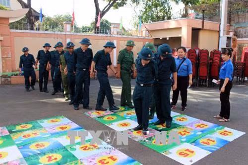 Thanh niên quận 3 trúng tuyển nghĩa vụ quân sự tham gia trò chơi nhập trại tại hội trại tòng quân. Ảnh: Thanh Vũ -TTXVN