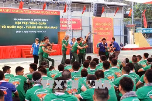 Thanh niên quận 1 trúng tuyển nghĩa vụ quân sự tham dự trò chơi vận động tại hội trại tòng quân. Ảnh: Thanh Vũ-TTXVN