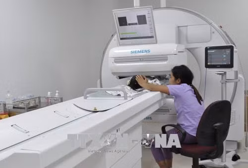 Bệnh nhi đầu tiên chuẩn bị được xạ hình. Ảnh: Đinh Hằng – TTXVN