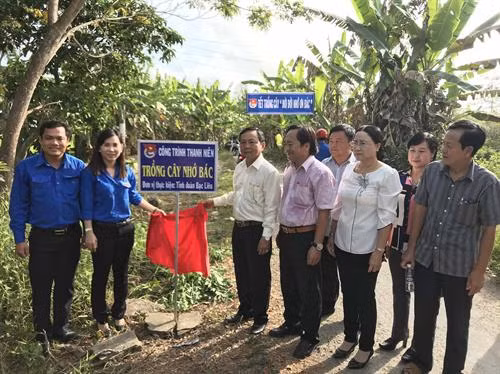 Thanh niên xã Vĩnh Bình, huyện Hòa Bình, tỉnh Bạc Liêu ra quân trồng cây, vệ sinh môi trường. Ảnh: Nhật Bình – TTXVN.