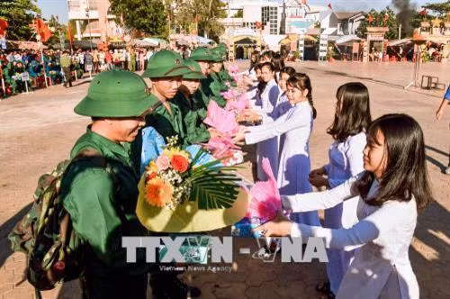 Tặng hoa cho các chiến sĩ trong lễ giao nhận quân. Ảnh: Nguyễn Thanh - TTXVN