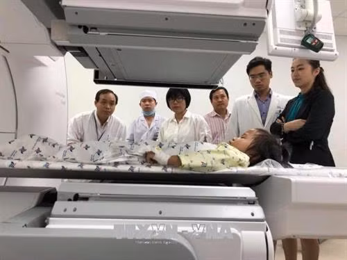 Bệnh nhi đầu tiên đang được xạ hình tại Bệnh viện Nhi đồng Thành phố Hồ Chí Minh. Ảnh: Đinh Hằng – TTXVN