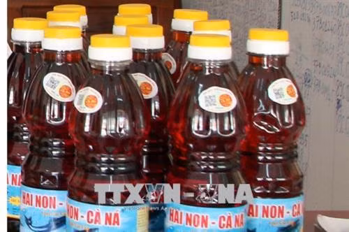 Sản phẩm “Nước mắm Cà Ná” được dán tem điện tử để truy xuất nguồn gốc xuất xứ. Ảnh: Công Thử - TTXVN