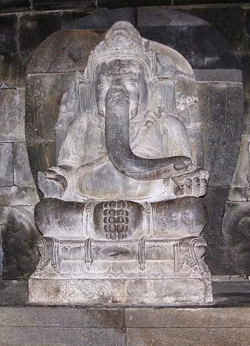 Trong hình là bức tượng thần voi Ganesh nằm bên trong tòa tháp cao nhất. Đây là một trong những vị thần trong văn hóa Hindu tượng trưng cho tài trí, hạnh phúc và sự thành công.