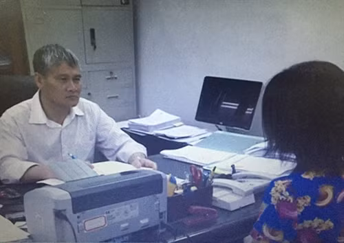 Tham tán Nguyễn Văn Thịnh làm việc với cô dâu Việt vừa được giải cứu sau 6 năm bị gia đình chồng giam lỏng.