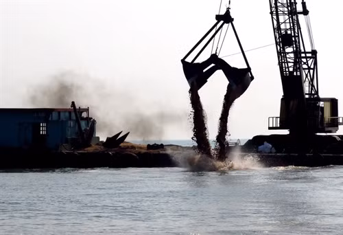 Xáng cạp nạo vét cửa biển Đà Diễn