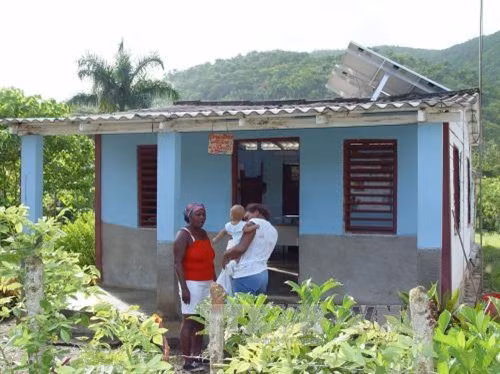 Một phòng khám bệnh thuộc hệ thống "Bác sỹ gia đình" ở vùng núi tỉnh Pinar del Rio, miền Tây Cuba. Phòng khám có bác sỹ và một số y tá. được trang bị pin mặt trời cung cấp điện. Ảnh: Duy Truyền - TTXVN
