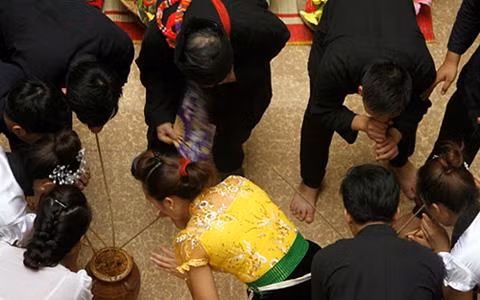 Nghi lễ cúng Hai nàng xong, dân bản cùng vui chung bên ché rượu cần