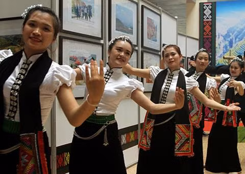 Cô gái Thái uyển chuyển, xinh tươi như những bông hoa ban núi rừng