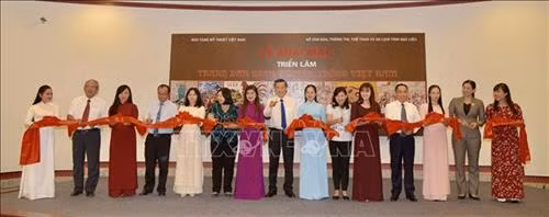 Các đại biểu cắt băng Khai mạc Triển lãm “Tranh dân gian truyền thống Việt Nam”. Ảnh: Nhật Bình - TTXVN