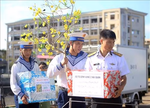 Vận chuyển hàng, quà Tết lên tàu Trường Sa 08. Ảnh: Thành Chung – TTXVN