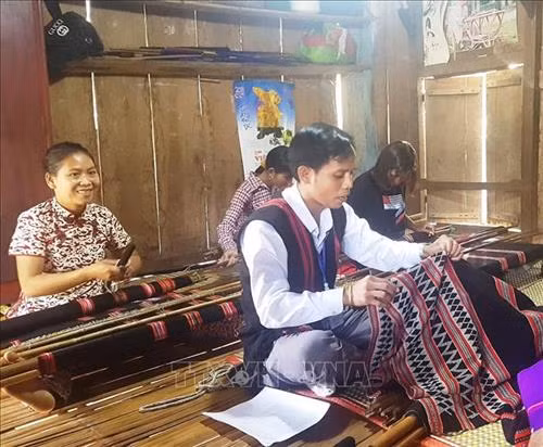 Tổ sản xuất dệt vải thổ cẩm tại xã A Bung. Ảnh: Thanh Thủy-TTXVN