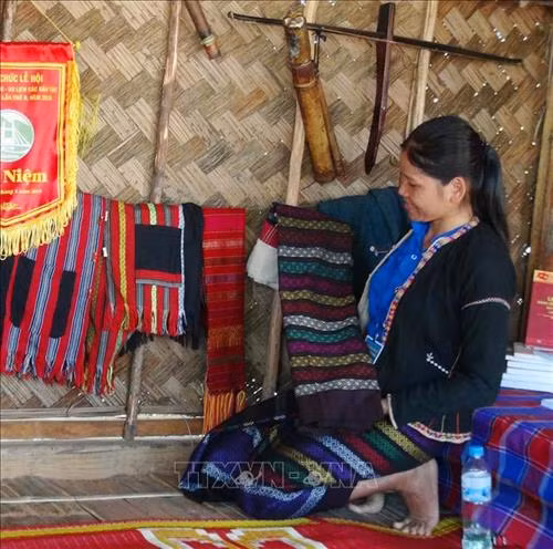 Những tấm vải dệt thổ cẩm truyền thống với hoa văn độc đáo. Ảnh: Thanh Thủy - TTXVN