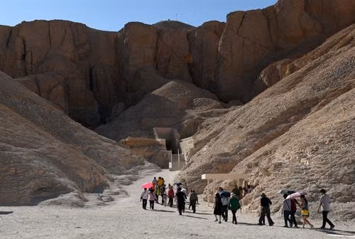 Khách du lịch thăm quan khu lăng mộ Pharaoh Tutankhamun ở Luxor, Ai Cập. AFP/TTXVN