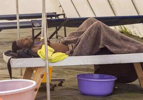Điều trị cho bệnh nhân mắc bệnh tả tại bệnh viện Bwaila, Lilongwe, Malawi ngày 25/1. AFP/TTXVN .