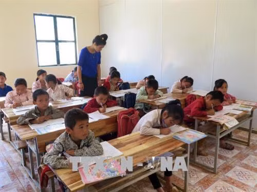 Nhờ xã hội hóa, học sinh ở điểm trường tiểu học Nà Làng, xã Mường Bám, huyện Thuận Châu được học tập trong môi trường tốt hơn. Ảnh: Hữu Quyết - TTXVN