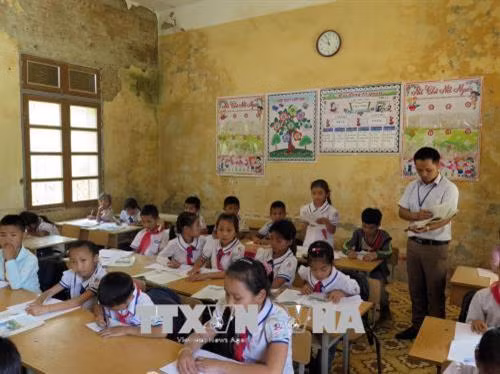 Giờ lên lớp của học sinh trường tiểu học Mường Bám 1, huyện Thuận Châu. Ảnh: Hữu Quyết - TTXVN