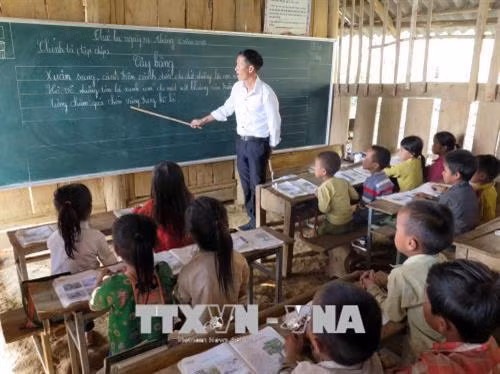 Giờ học của thầy trò điểm trường tiểu học Nậm Ún, xã Mường Bám. Ảnh: Hữu Quyết - TTXVN