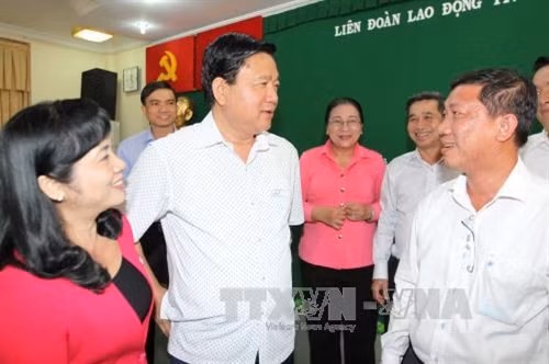 Bí thư Thành ủy Thành ủy Hồ Chí Minh Đinh La Thăng với Ban Thường vụ LĐLĐ Thành ủy Hồ Chí Minh. Ảnh: Thanh Vũ-TTXVN