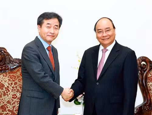 Thủ tướng Nguyễn Xuân Phúc tiếp Chủ tịch, Giám đốc điều hành Hãng Thông tấn Yonhap (Hàn Quốc) Park No - hwang đang ở thăm và làm việc tại nước ta theo lời mời của Tổng Giám đốc TTXVN Nguyễn Đức Lợi. Ảnh: Thống Nhất-TTXVN