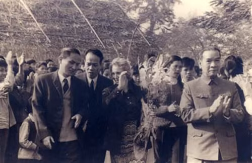 GS Nguyễn Cảnh Toàn (ngoài cùng bên trái), Bộ trưởng Giáo dục Nguyễn Văn Huyên (ngoài cùng bên phải) đưa bà Bộ trưởng Giáo dục CHDC Đức Honccke (giữa) thăm Đại học Sư phạm Hà Nội năm 1960. Ảnh: Báo CAND.