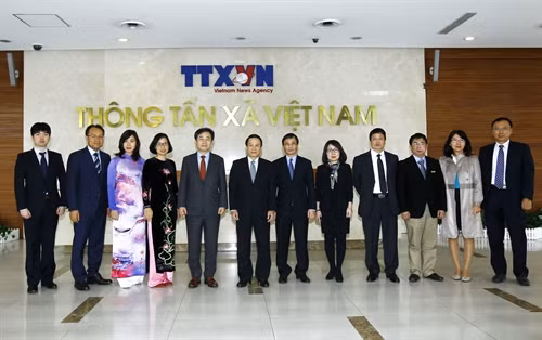 Đồng chí Nguyễn Đức Lợi, Ủy viên Trung ương Đảng, Tổng Giám đốc Thông tấn xã Việt Nam với Chủ tịch Hãng Thông tấn Hàn Quốc Yonhap Park No-hwang và các đại biểu. Ảnh: An Đăng-TTXVN