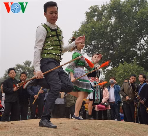 Với những động tác đập tay, đá chân, cây tiền cất tiếng vui vẻ