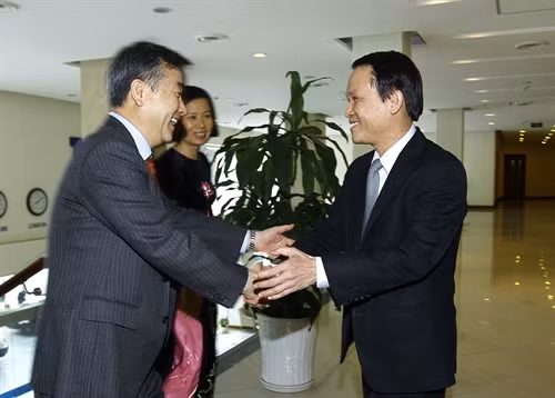 Tổng Giám đốc Thông tấn xã Việt Nam Nguyễn Đức Lợi đón Chủ tịch Hãng Thông tấn Hàn Quốc Yonhap Park No-hwang. Ảnh: An Đăng-TTXVN