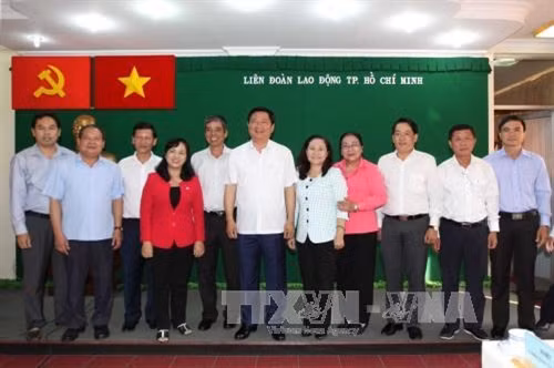 Bí thư Thành ủy Thành phố Hồ Chí Minh Đinh La Thăng với lãnh đạo Tổng LĐLĐ Việt Nam và Ban Thường vụ LĐLĐ Tp. Hồ Chí Minh. Ảnh: Thanh Vũ-TTXVN