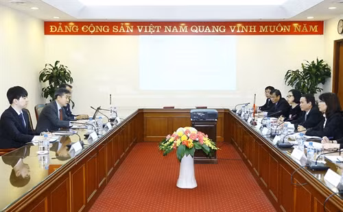 Tổng Giám đốc Thông tấn xã Việt Nam hội đàm với Chủ tịch Hãng Thông tấn Hàn Quốc Yonhap Park No-hwang. Ảnh: An Đăng-TTXVN