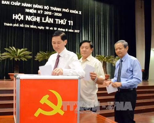 Các đồng chí lãnh đạo Thành phố Hồ Chí Minh quyên góp ủng hộ đồng bào các tỉnh miền núi phía Bắc bị ảnh hưởng do lũ lụt. Ảnh: Anh Tuấn-TTXVN