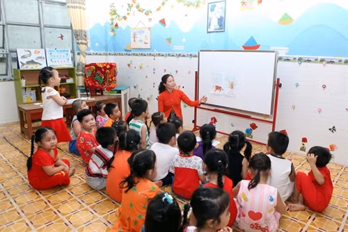 Giáo viên sử dụng giáo cụ trực quan vào giảng dạy cho trẻ 5 tuổi tại trường Mầm non Tuổi Thơ, thành phố Bạc Liêu.